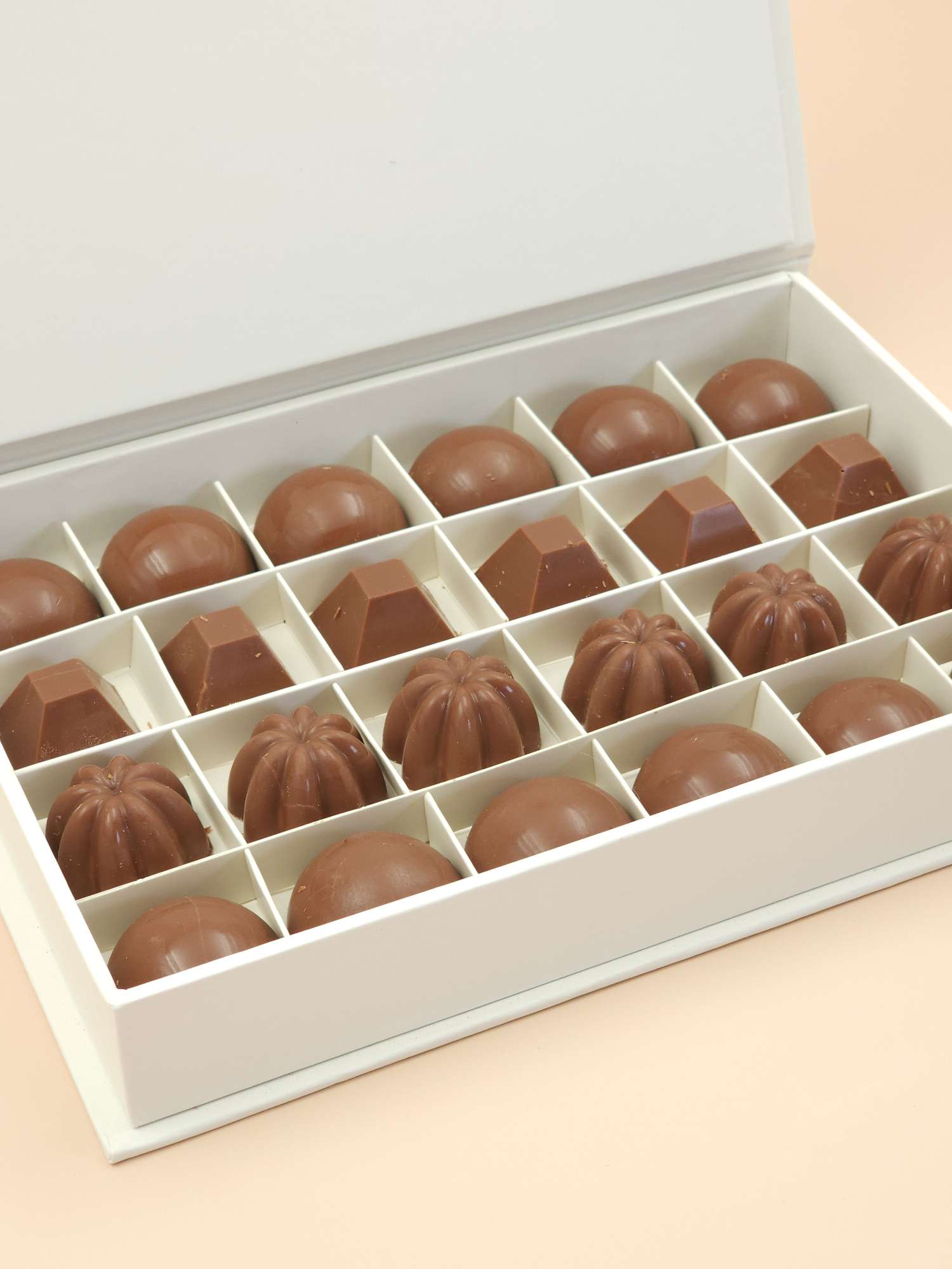 علبة شوكولاته فاخرة مكونة من 24 قطعة